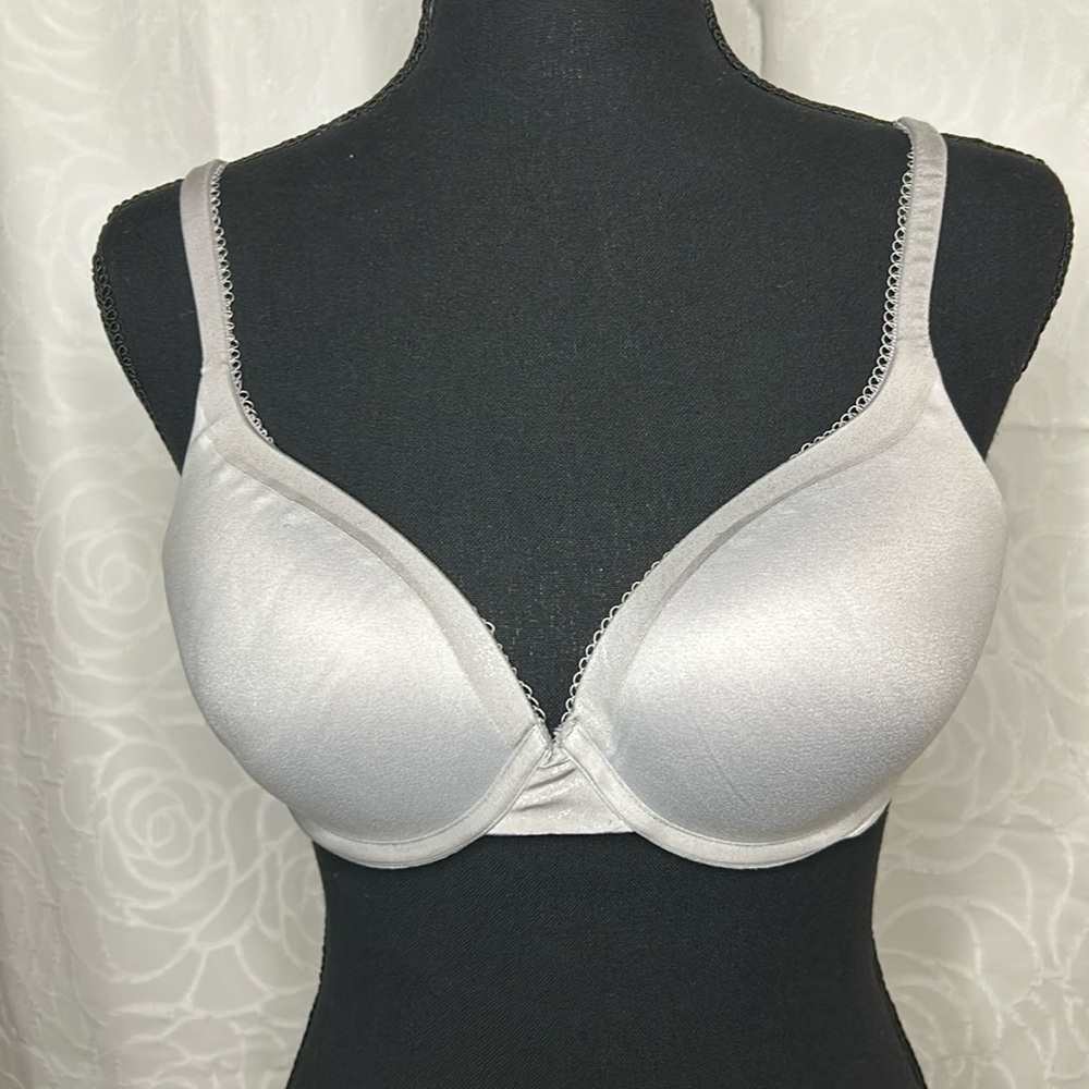 VICTORIA’S SECRET lavender Body by Victoria Perfect Shape pad bra. Size 36 B.